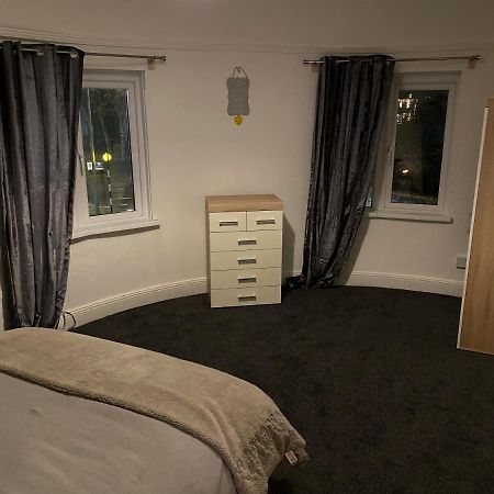 Spacious 2 Bed Apartment, Close To Village Shops Cardiff Zewnętrze zdjęcie